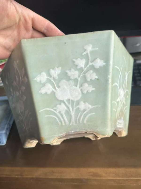 古玩陶瓷豆青釉堆白花卉紋六方花盆真品鑒賞圖