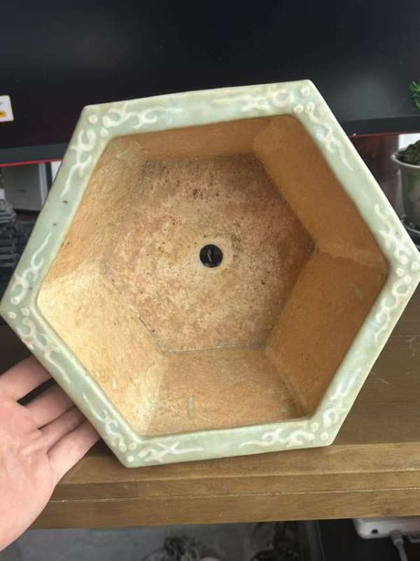 古玩陶瓷豆青釉堆白花卉紋六方花盆真品鑒賞圖