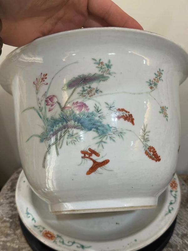 古玩陶瓷花卉紋粉彩花盆真品鑒賞圖