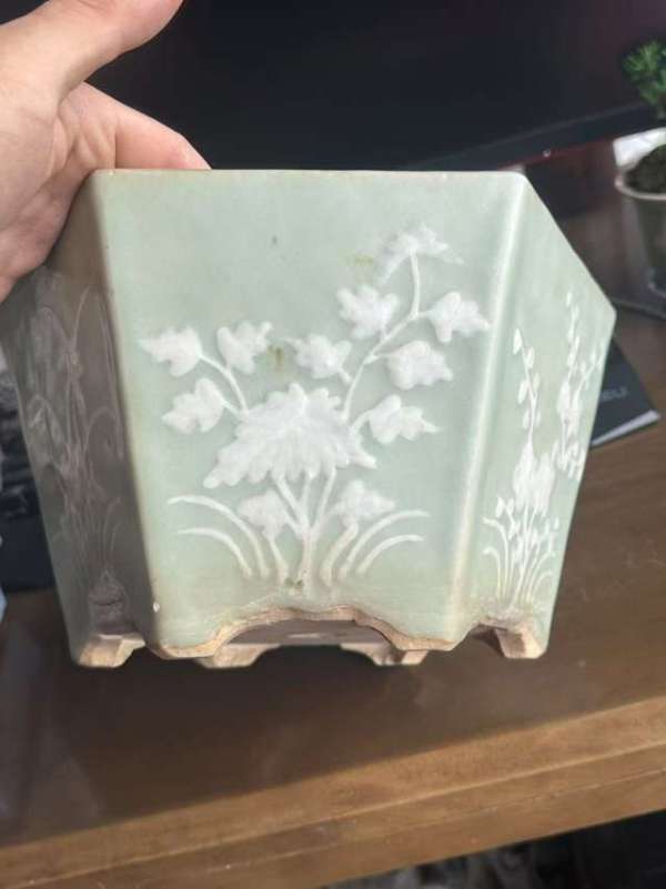古玩陶瓷豆青釉堆白花卉紋六方花盆真品鑒賞圖