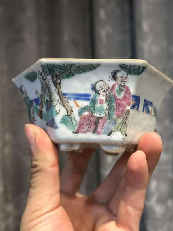 古玩陶瓷人物紋粉彩花盆真品鑒賞圖