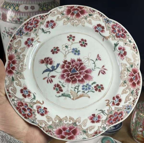古玩陶瓷花卉紋粉彩盤真品鑒賞圖